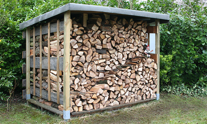 Brennholzlager selbst gebaut