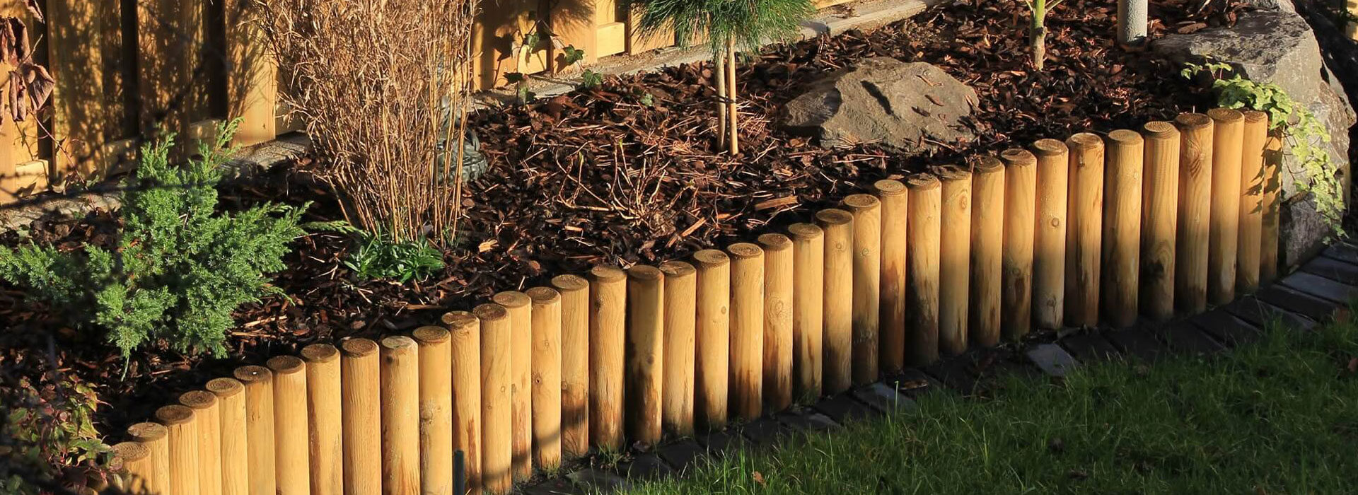 Holzpalisaden als Beetbegrenzung