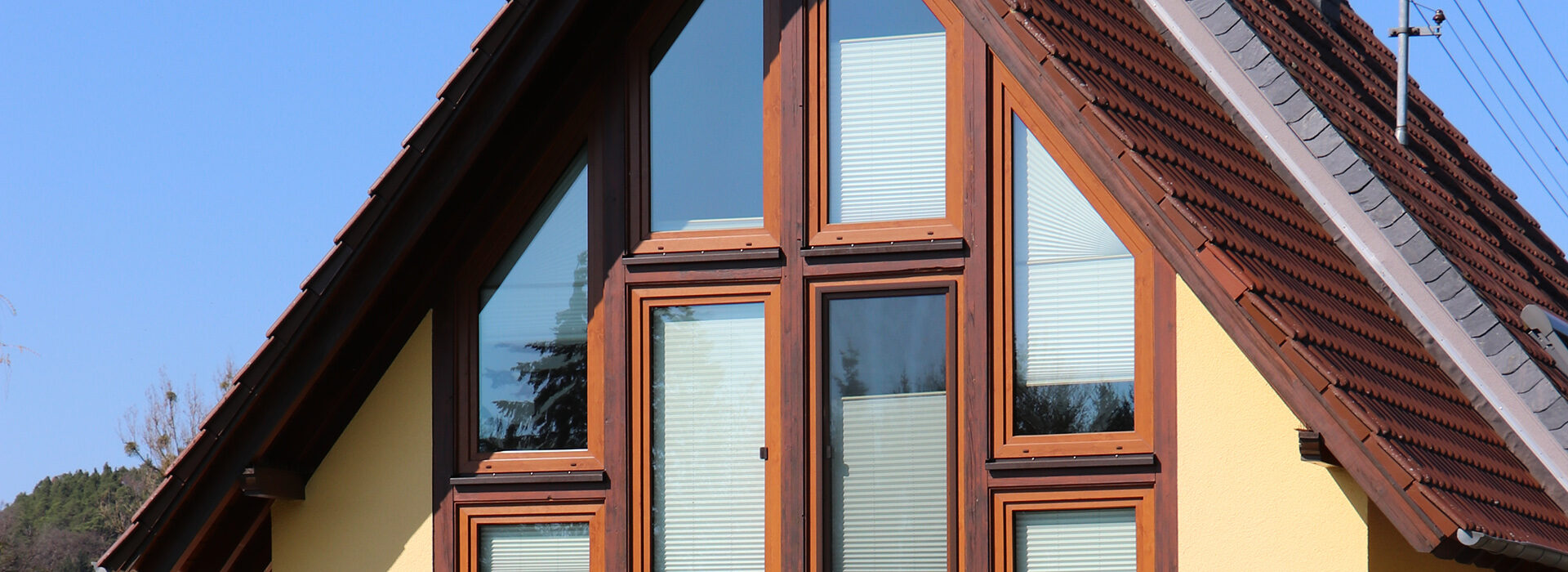 Holzfenster im Dachgiebel