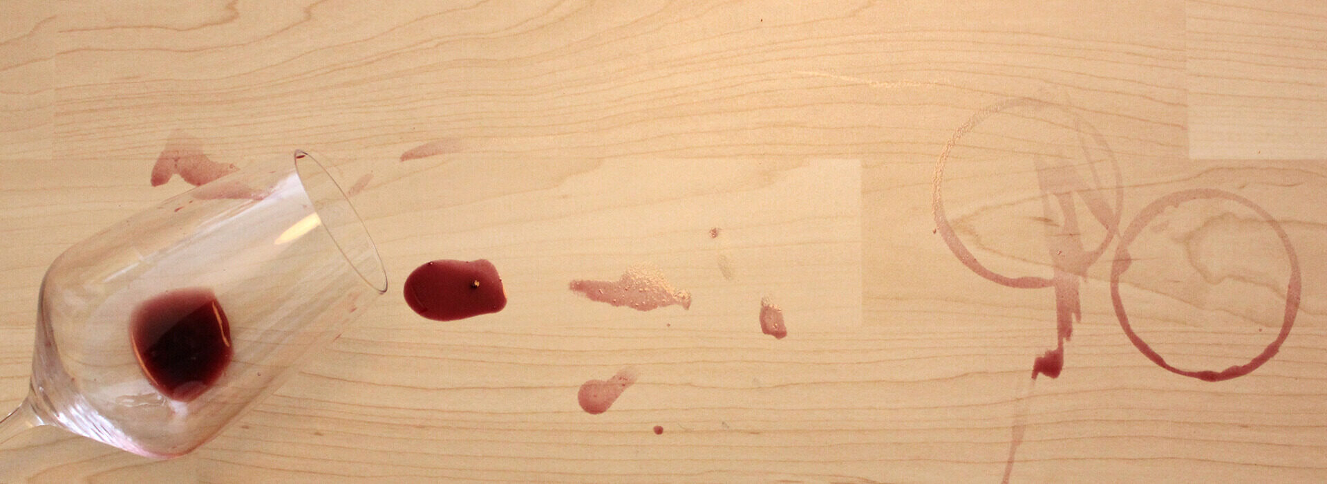 Rotweinflecken auf Holzboden