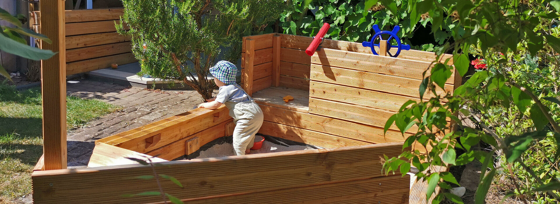 Sandkaste aus Terassendielen bauen